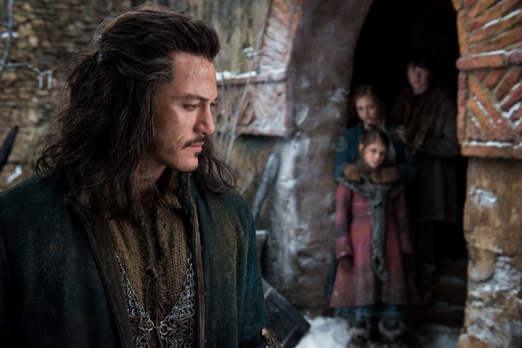 An image of Luke Evans as Bard the Bowman, with his children seen in the background.